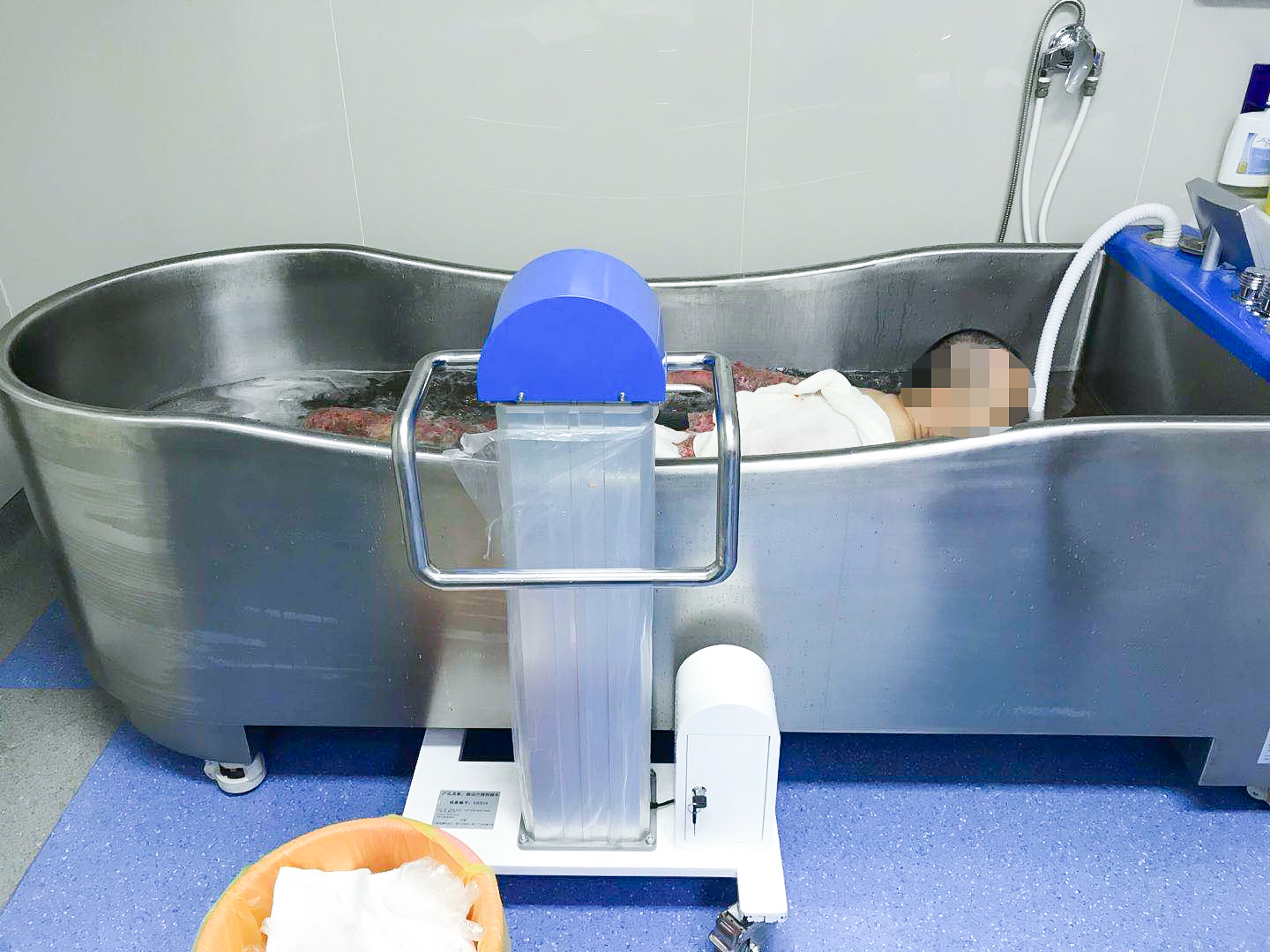 陜西省人民醫院燒傷科患者正在使用醫用浸浴治療機